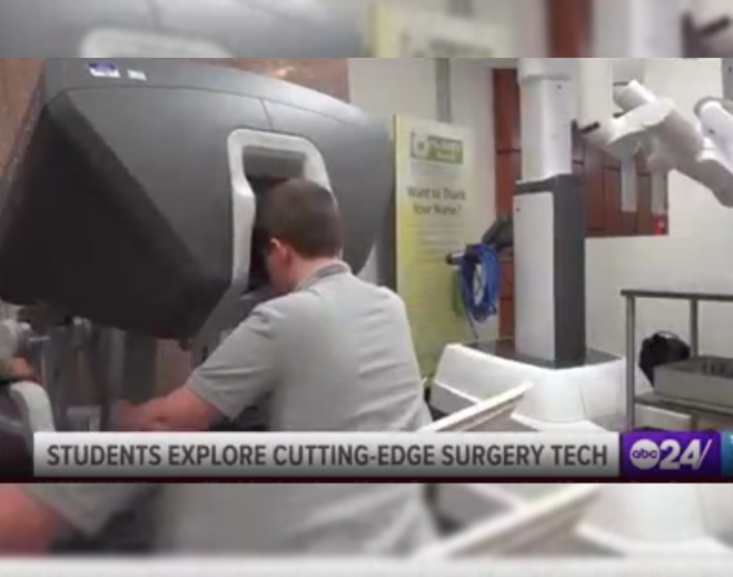 Student operating robotic surgery simulator
